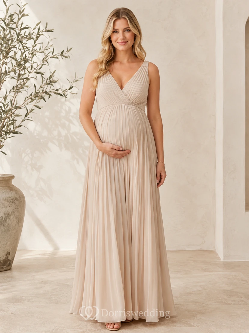 Robe de cérémonie longue en mousseline de soie champagne plissée, col en V et bretelles, coupe empire.