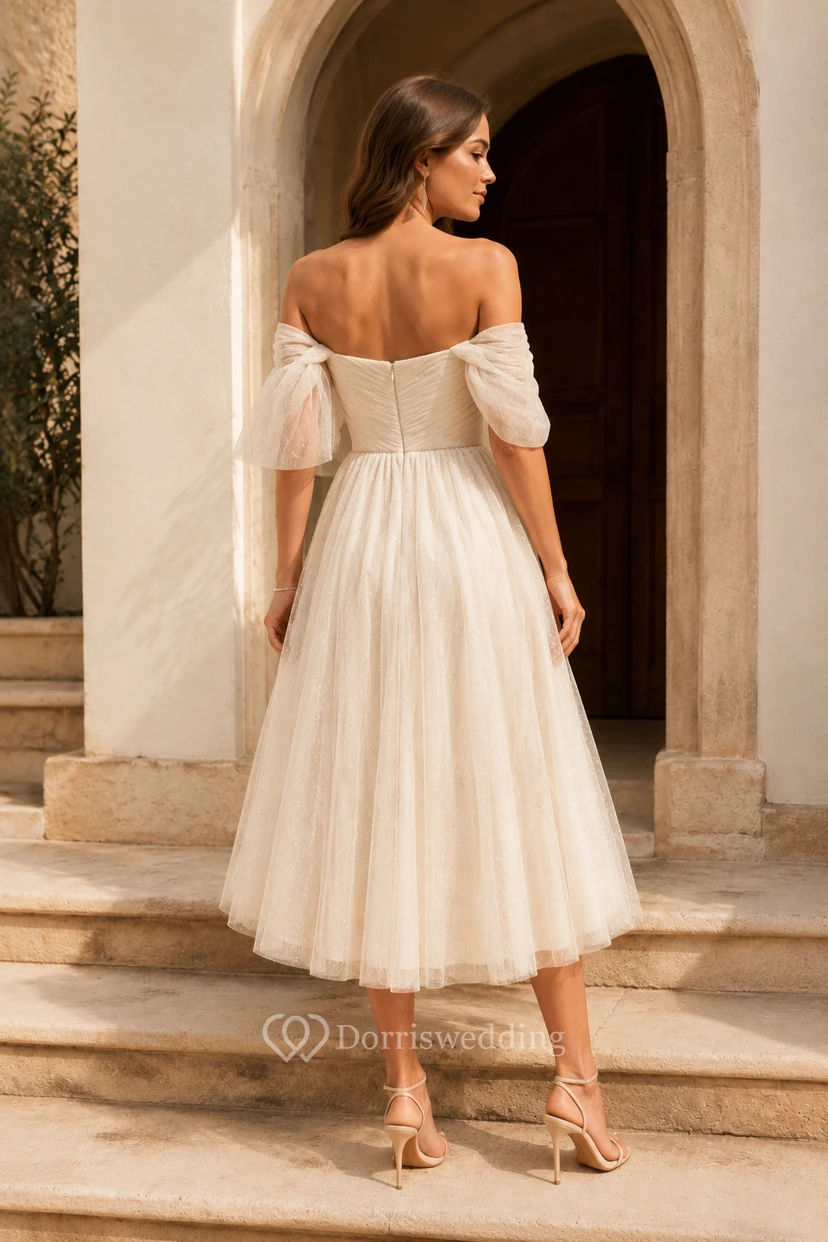 Robe de mariée en tulle mi-longue à épaules dénudées et manches bouffantes view 2