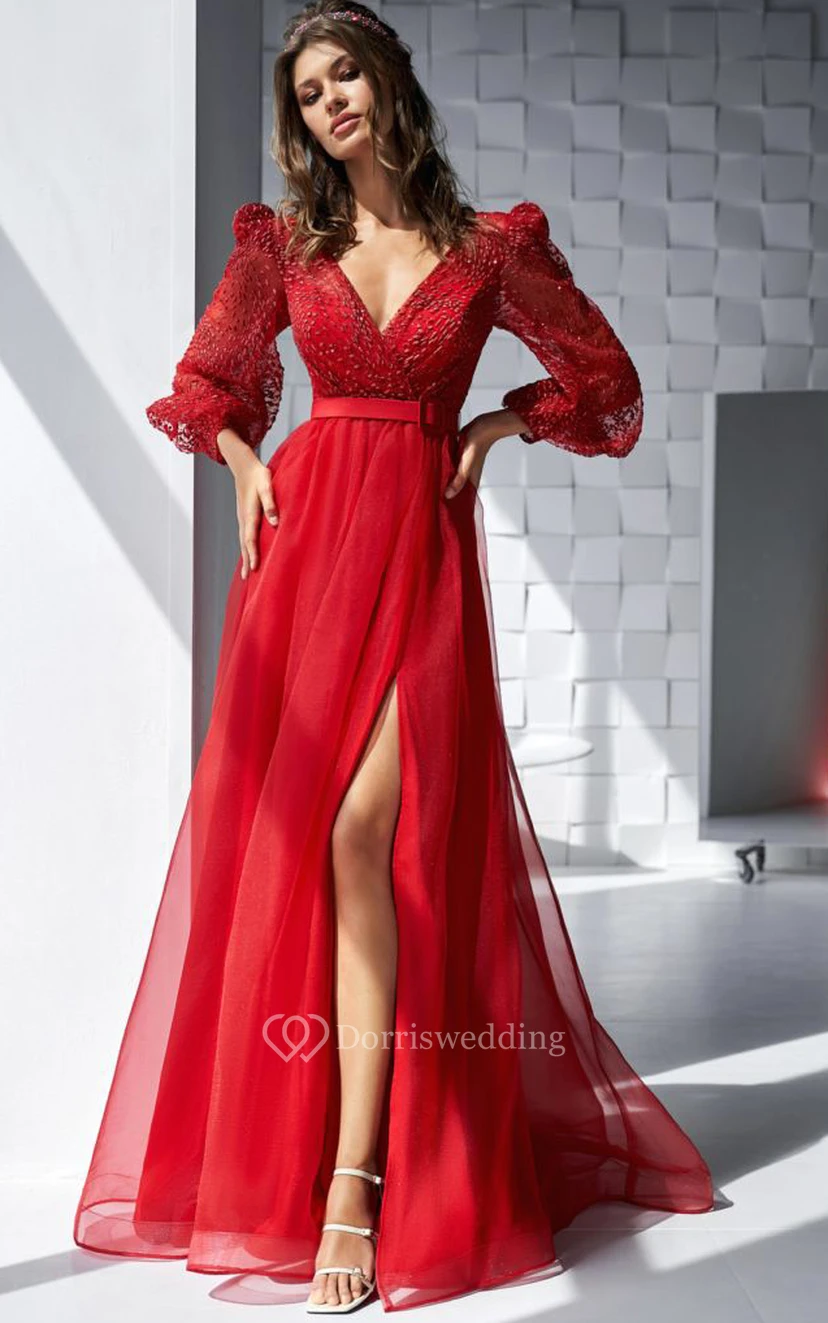 Langärmeliges, rotes Chiffonkleid mit tiefem Ausschnitt und vorderem Schlitz sowie perlenbesetztem Oberteil