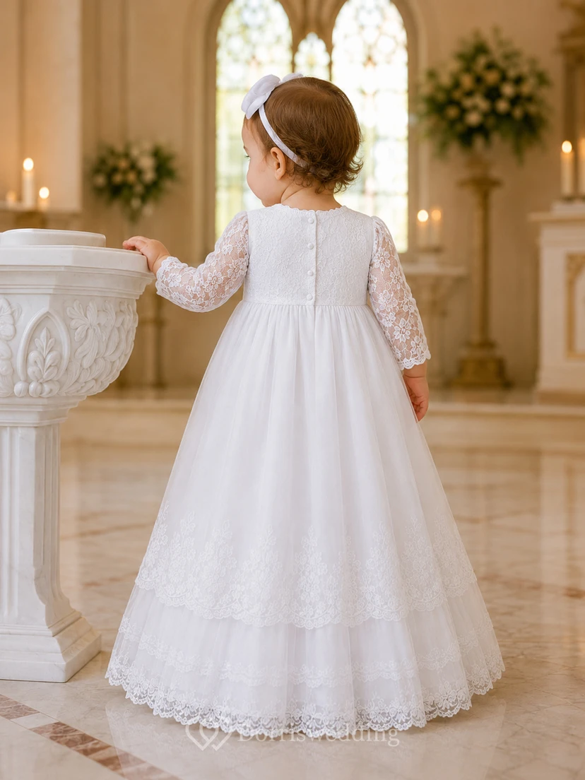Vestido clásico y modesto para ceremonia de bautizo. Corte en A, largo hasta el suelo, cuello joya, manga larga de encaje, tul y espalda abotonada. view 2