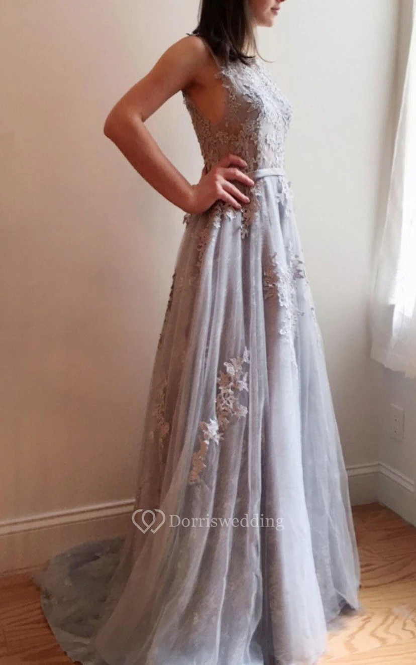 Robe de mariée en dentelle grise et bleue view 3