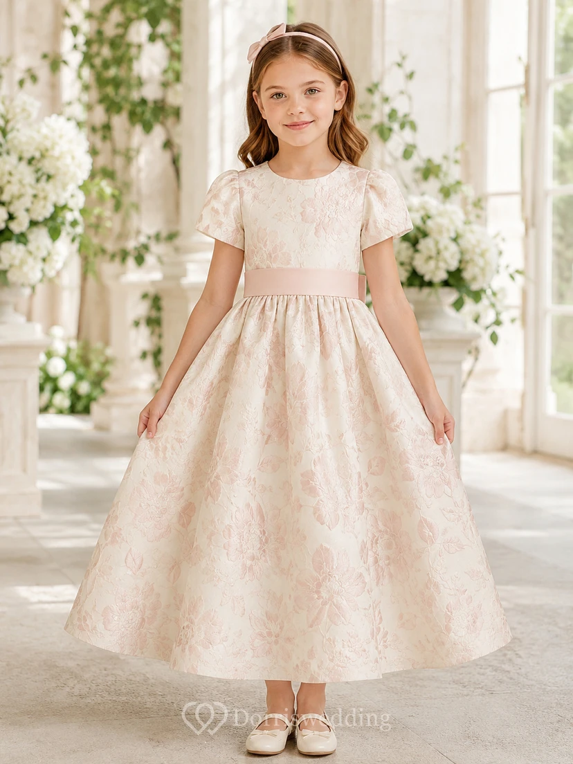 Sencillo vestido de niña de flores de tul con corte en A, cuello joya, falda a media pierna y falda plisada.