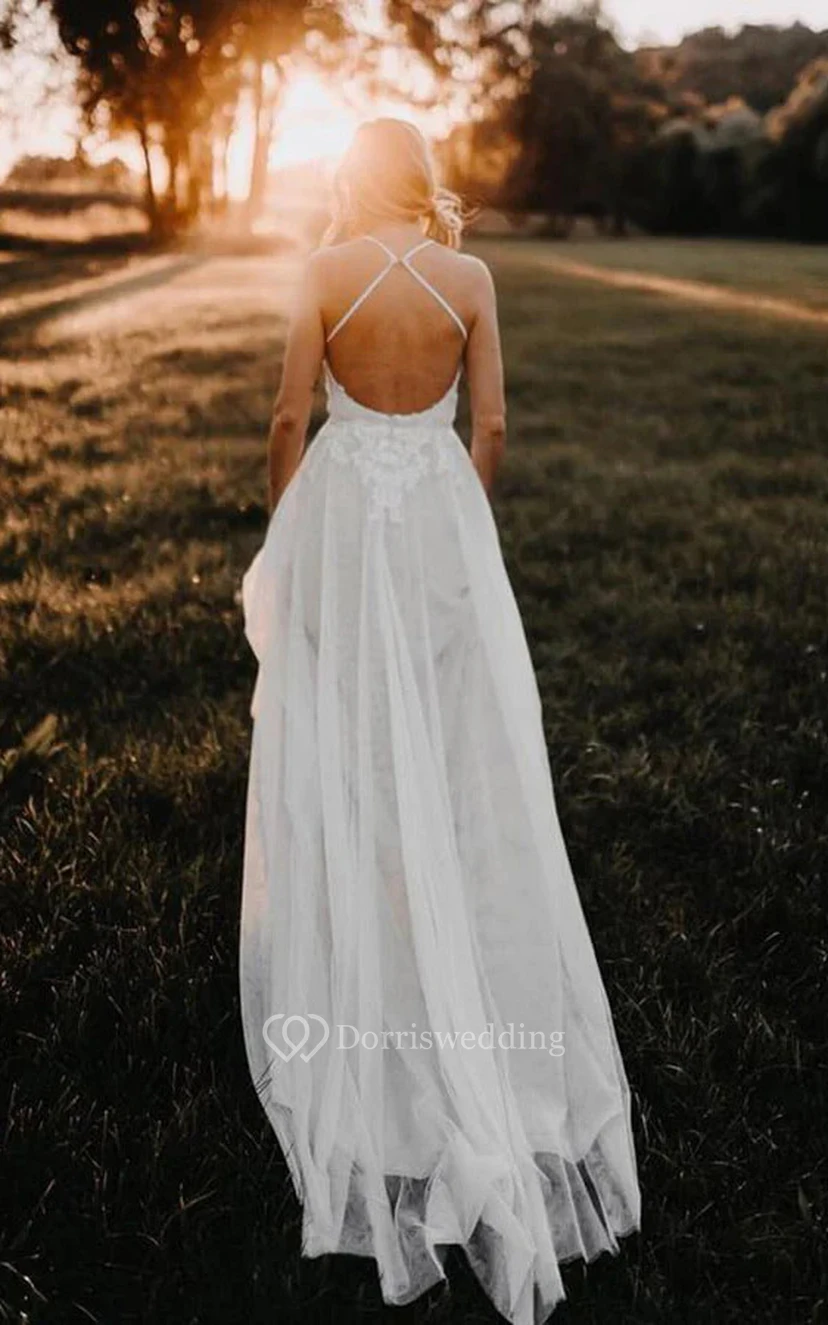 Vestido de novia bohemio de corte imperio, sin espalda y con tirantes finos y encaje.