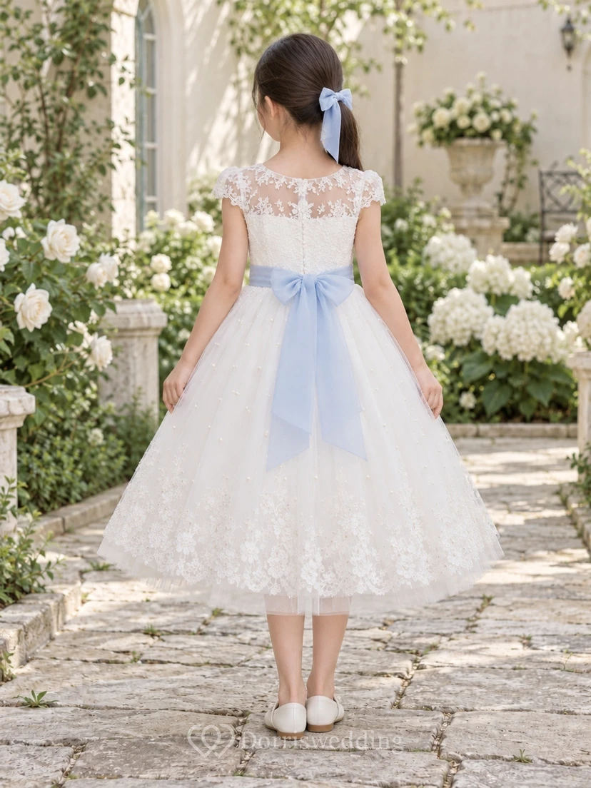 Vestido de niña de flores modesto, blanco, con estampado floral, corte en A, tul, mangas cortas y fajín azul. view 2