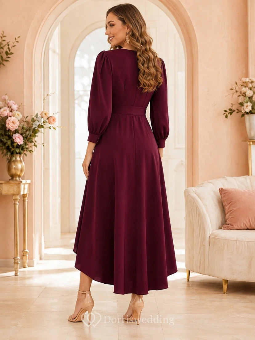 Vestido formal de satén burdeos de corte A con escote en V y mangas largas asimétricas view 2