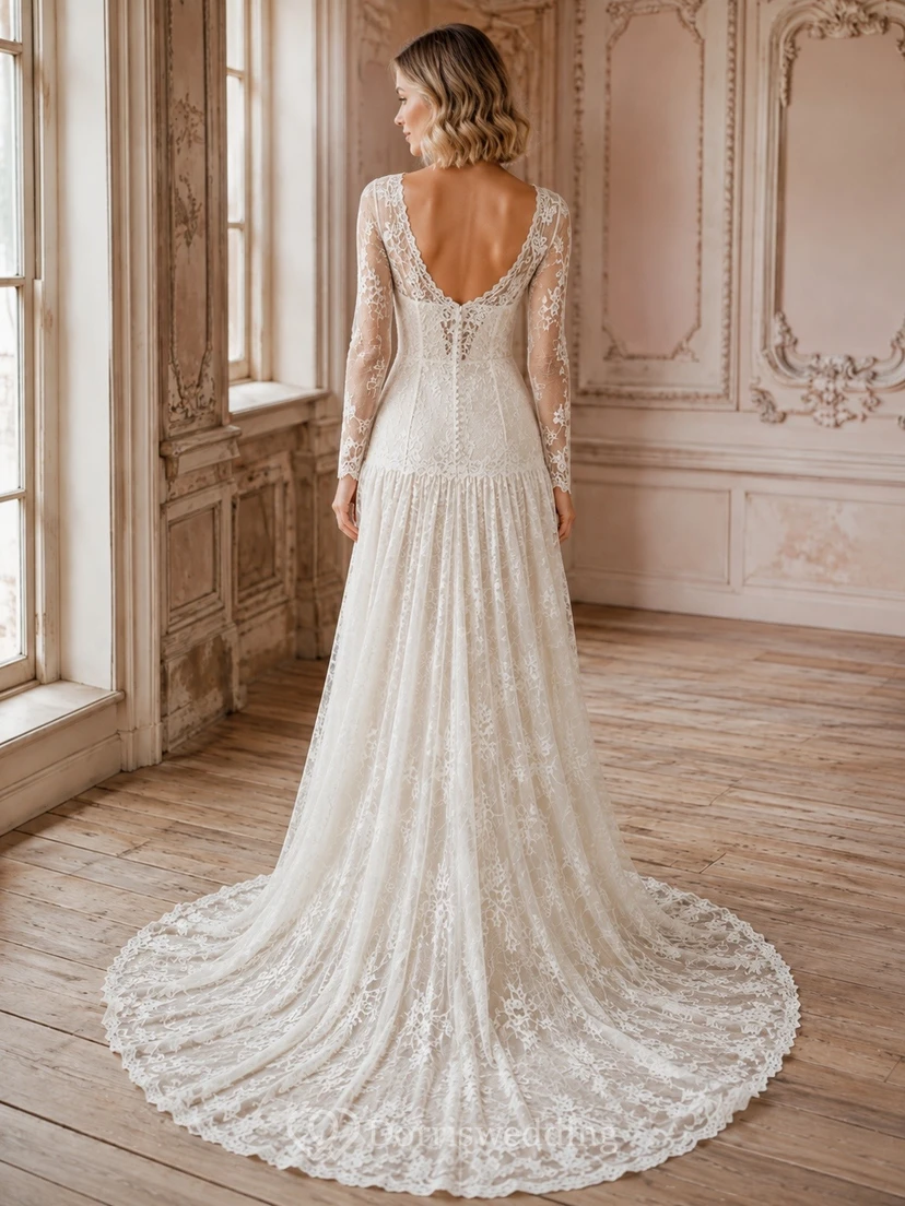 Vestido de novia clásico de encaje con falda acampanada, mangas largas y cola larga view 2
