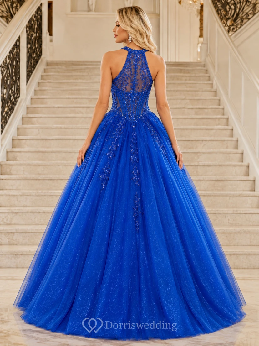 Vestido de quinceañera largo hasta el suelo, sin mangas, con cuello halter, tul, apliques de encaje y pedrería, de color azul rey. view 2