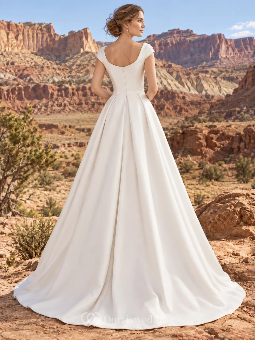 Vestido de novia sencillo de corte A, escote barco, manga corta, satén plisado y cola. view 2