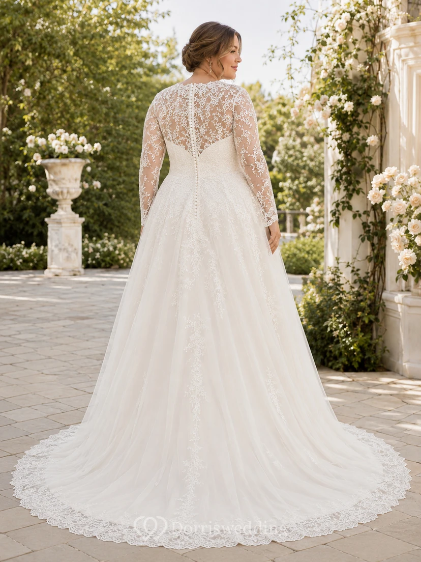 Vestido de novia modesto de encaje y tul, estilo princesa, con cuello joya, mangas largas y cola larga. view 2