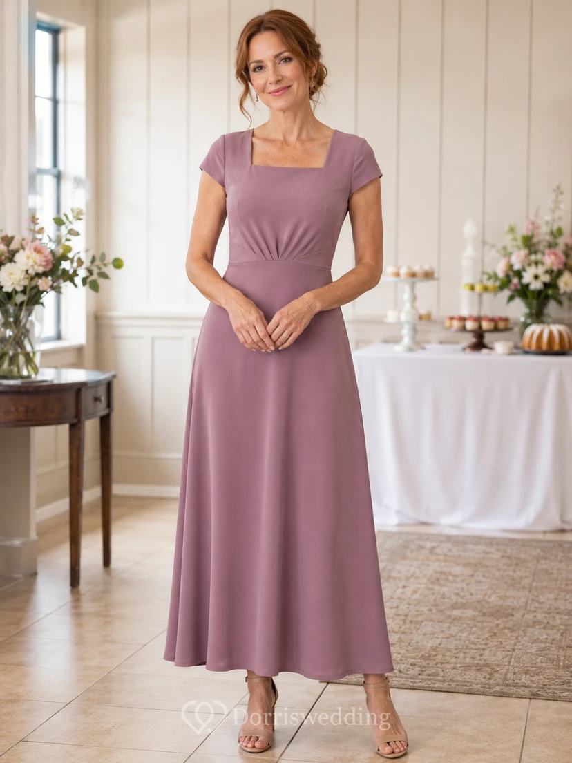 Robe de cérémonie mauve à encolure carrée, manches courtes et coupe trapèze.