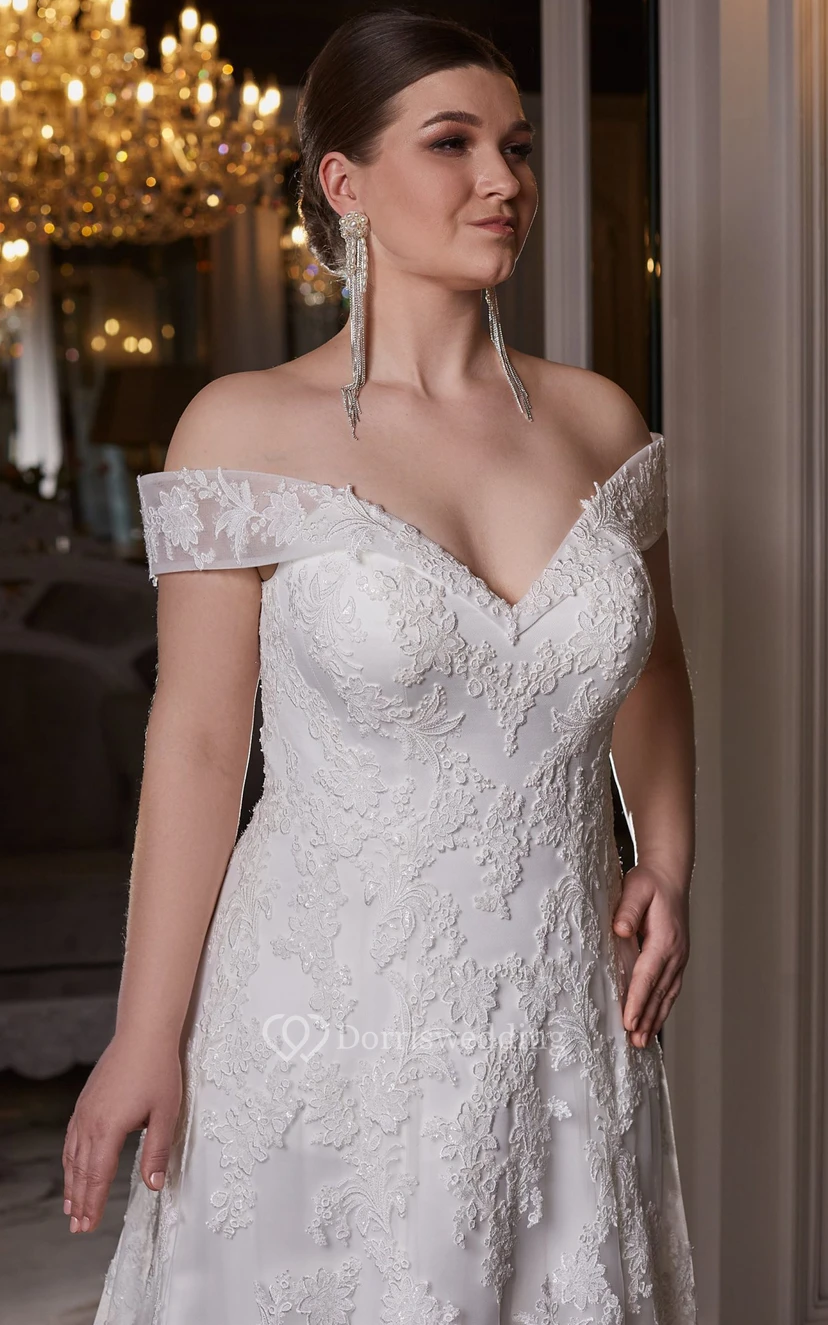 Robe de mariée élégante en dentelle, coupe trapèze, manches courtes et traîne, ornée d'appliqués view 3