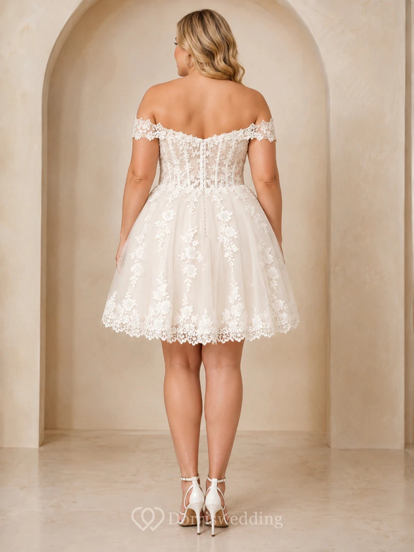 Vestido de novia corto de talla grande con escote corazón, encaje y tul, ideal para bodas al aire libre. view 2