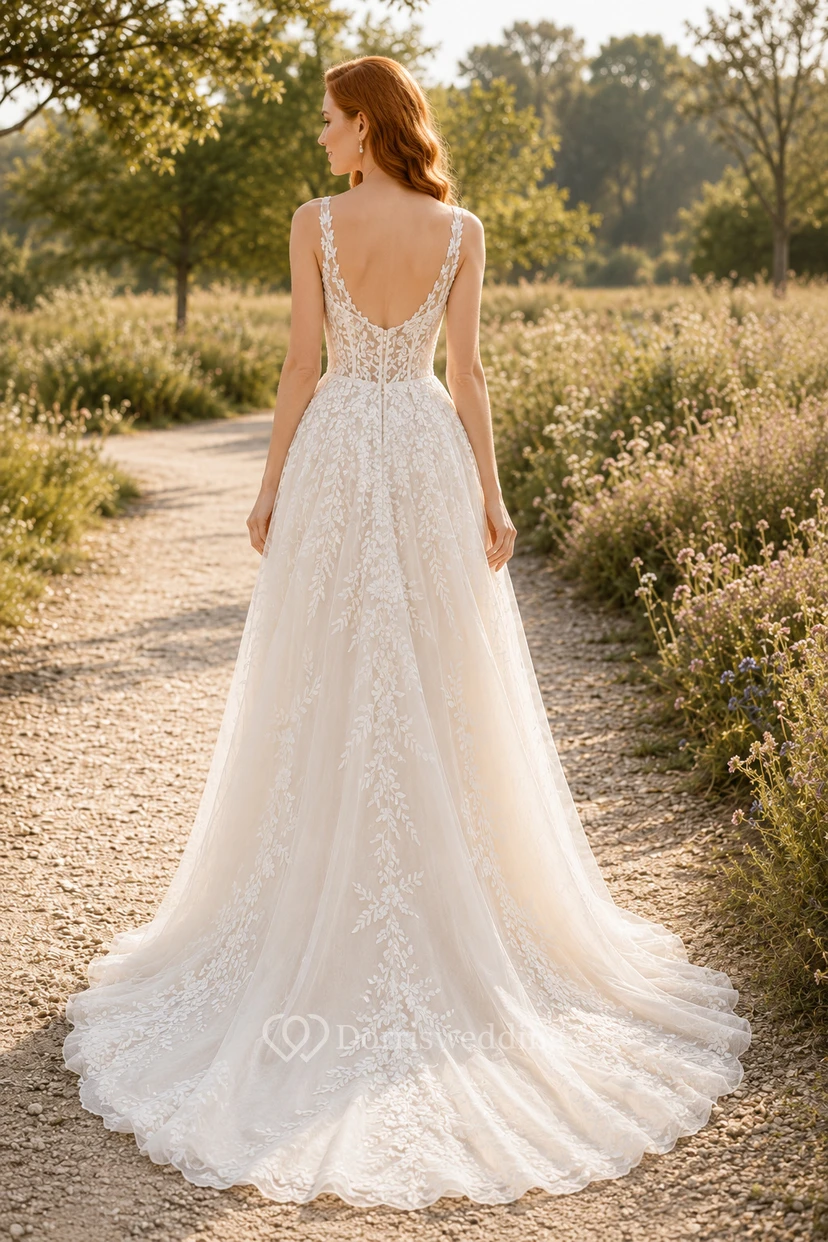 Vestido de novia de encaje y tul, corte en A, escote en V, sin mangas, cola larga, espalda baja en V. view 2