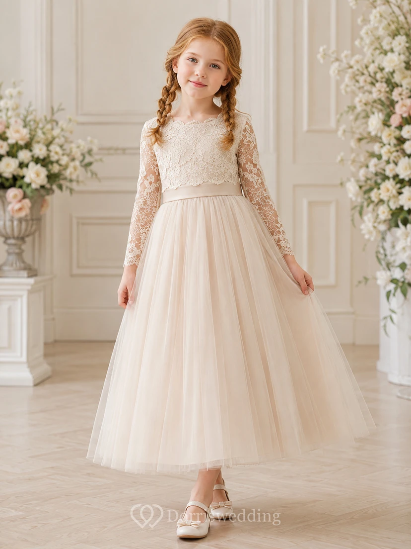 Robe de demoiselle d'honneur modeste en dentelle, décolleté illusion, manches longues, coupe trapèze, longueur cheville, en tulle et tulle.