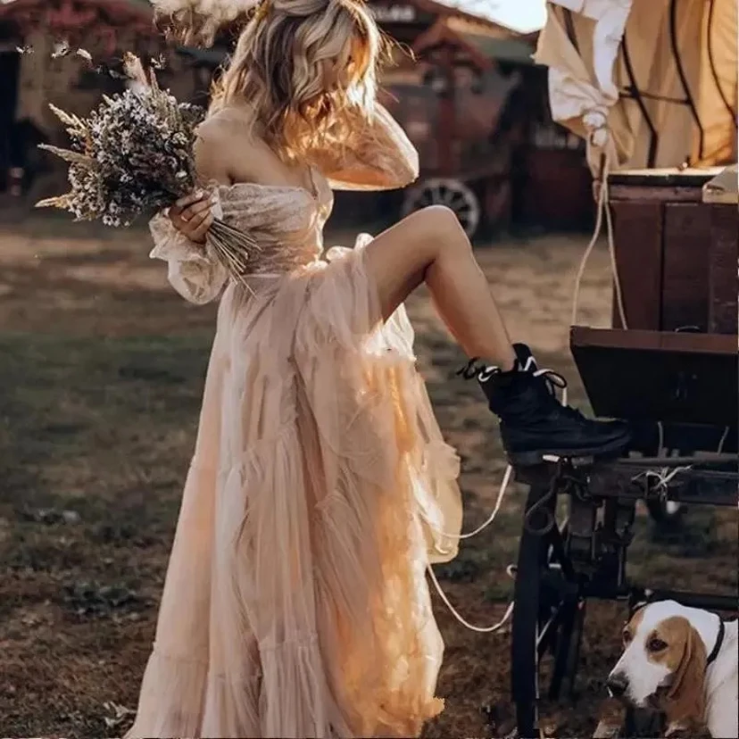 Robe de mariée bohème à épaules dénudées et à volants, couleur nude terreux video preview