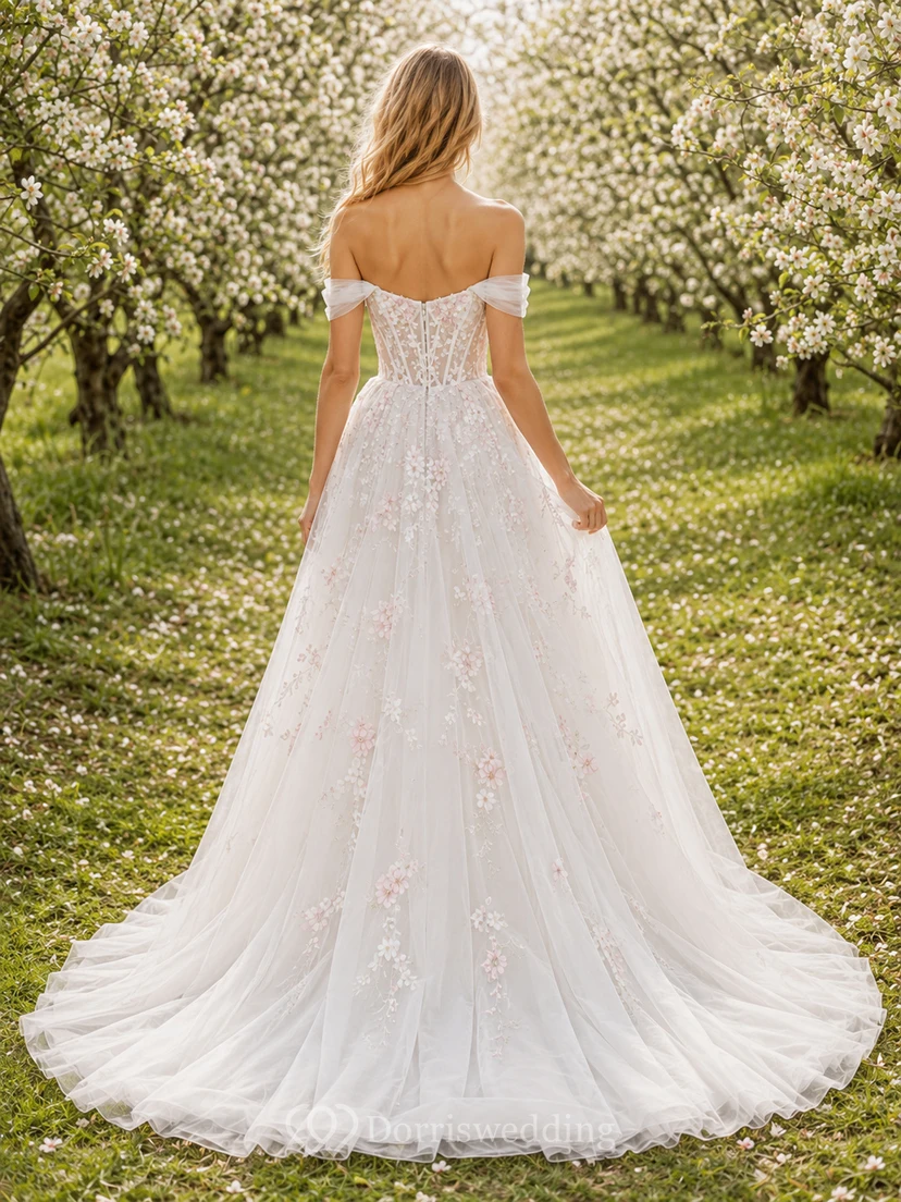 Brautkleid mit floralem Korsett und schulterfreiem Schnitt, inspiriert von Frühlingsblüten im Obstgarten-Stil view 2