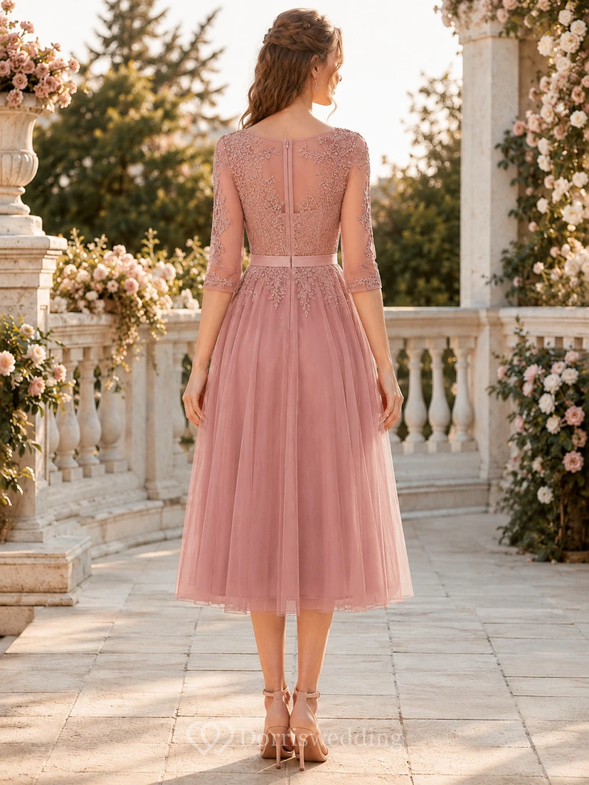 Vestido de invitada de corte A, largo midi, con escote corazón, mangas tres cuartos, botones y encaje floral, color rosa empolvado. view 2