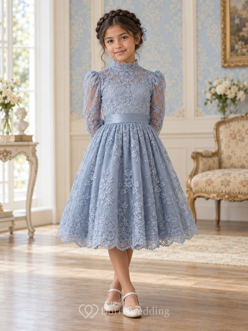 Vestido de niña de flores azul con cuello alto, manga larga, estampado floral y lazo en la espalda, largo hasta la rodilla.