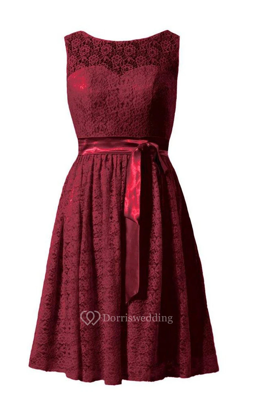 Vestido corto de encaje con corte en A y escote ilusión.