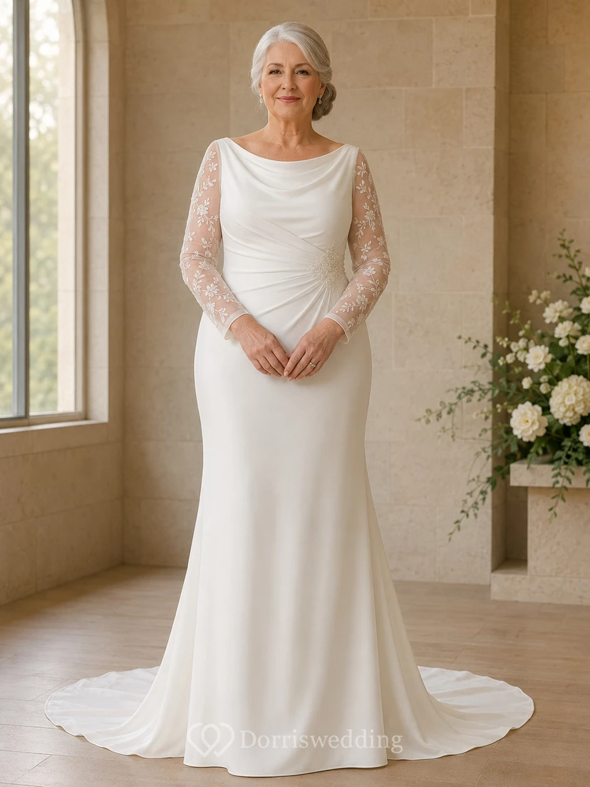 Robe de mariée élégante grande taille pour mariées plus âgées, col bénitier, manches illusion en dentelle, fourreau en satin, manches longues, col drapé, coupe fourreau.