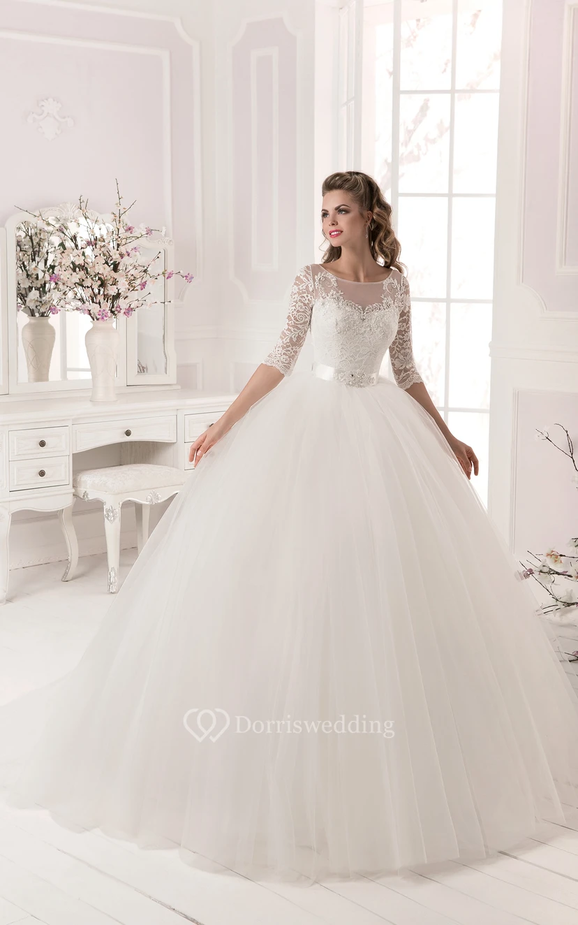 Ballkleid aus Spitze und Tüll mit langen Ärmeln und Kristallverzierungen