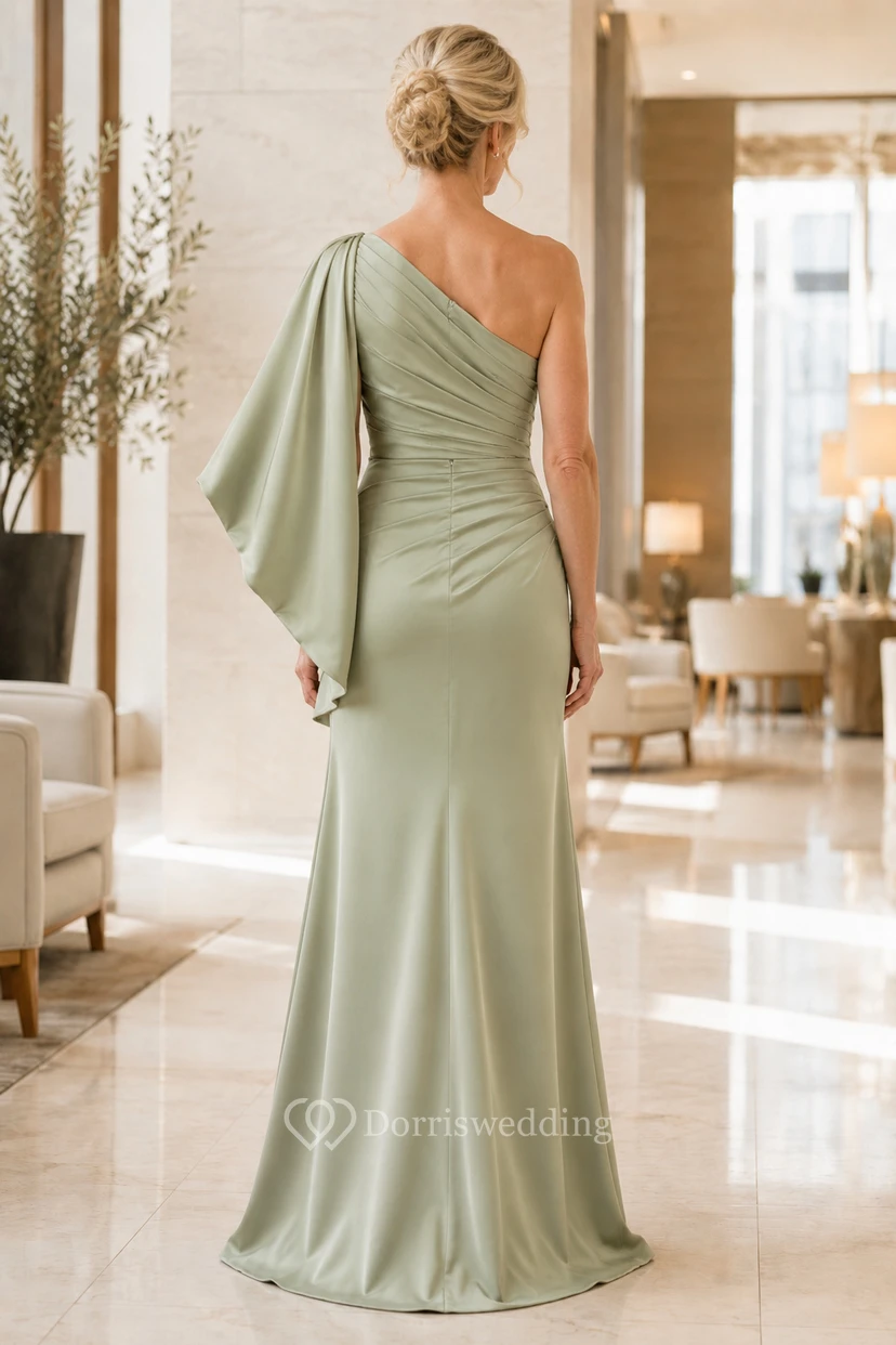 MOB Kleid aus salbeifarbenem Satin-Charmeuse, Etuikleid, lange Ärmel, One-Shoulder-Schnitt, bodenlang, Cape-Ärmel-Detail view 2