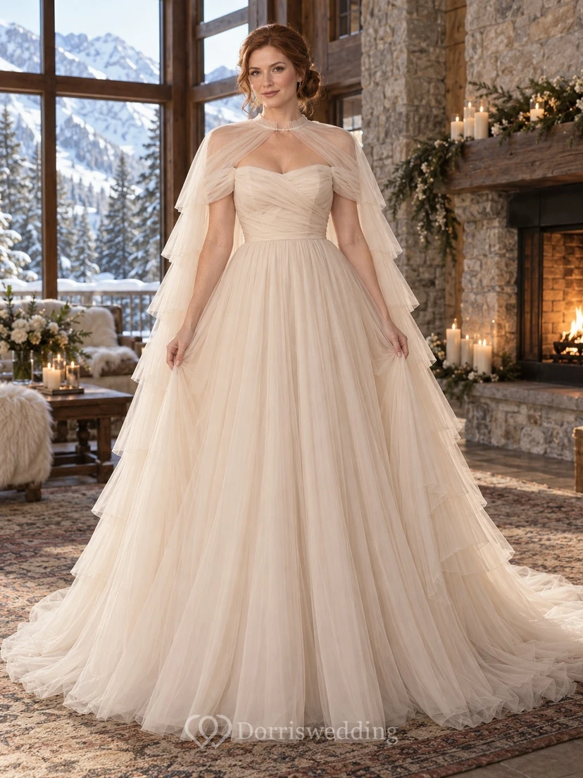 Winterrosa Brautkleid mit gerafftem Oberteil und gestuftem Tüllcape in A-Linie