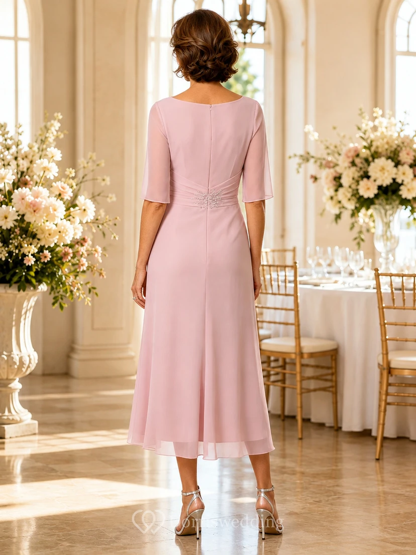 Rosafarbenes, drapiertes Midikleid für Mütter mit transparenten Ärmeln und Kristallverzierung an der Taille. view 2