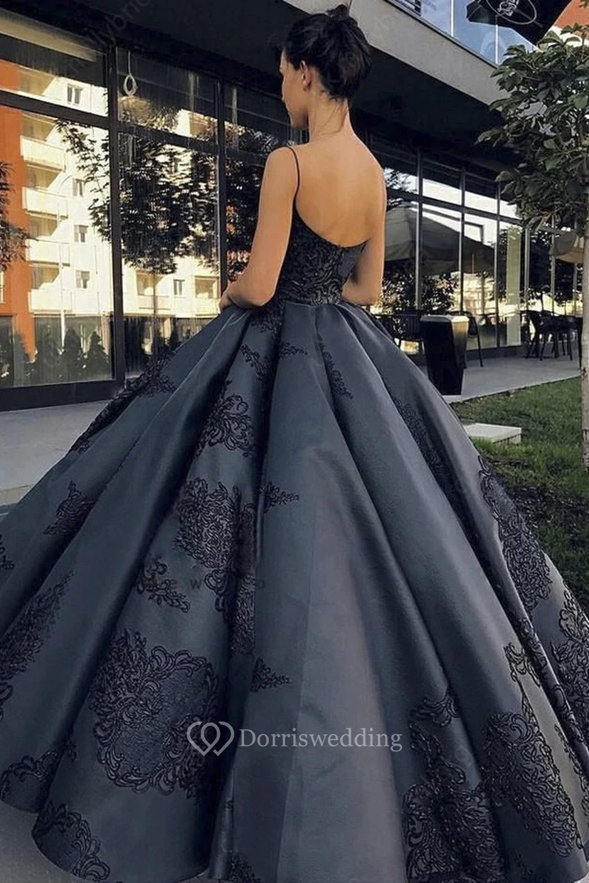 Elegante vestido de gala de satén con tirantes finos y espalda descubierta, apliques de encaje y volantes. view 2