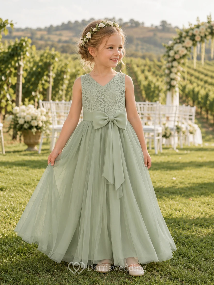 Robe de demoiselle d'honneur en tulle et dentelle sauge, coupe trapèze, sans manches, col en V, longueur midi, ornée d'un nœud.