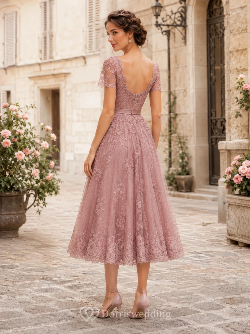Robe d'invitée vintage rose poudré à col carré, manches courtes et dentelle, coupe trapèze. view 2