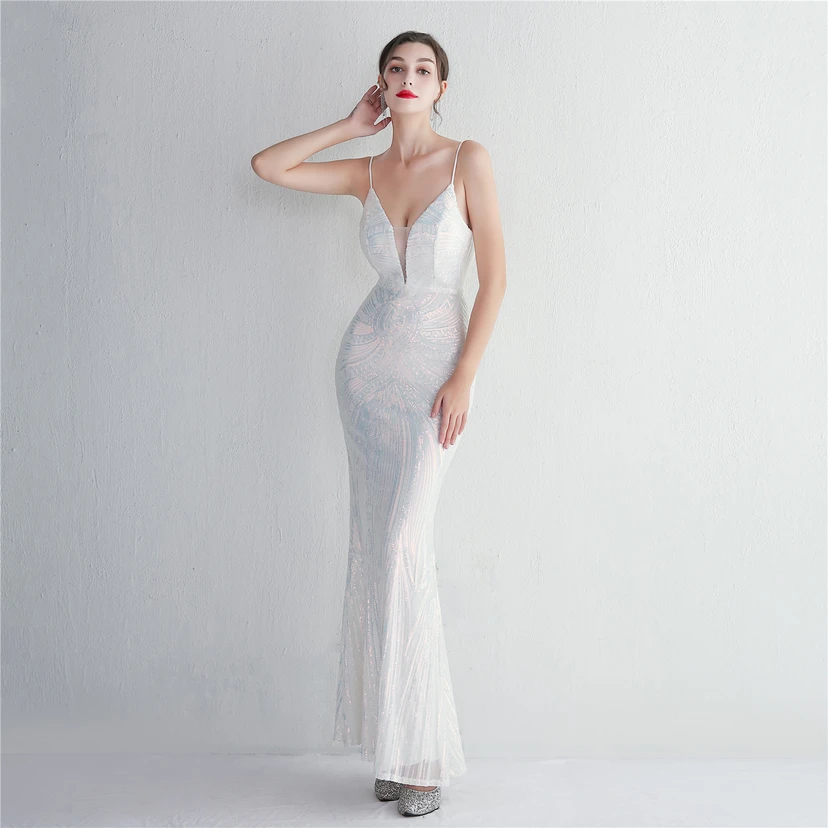 Vestido largo de noche con lentejuelas y tirantes de flores, ajustado, elegante y de estilo sofisticado. view 3