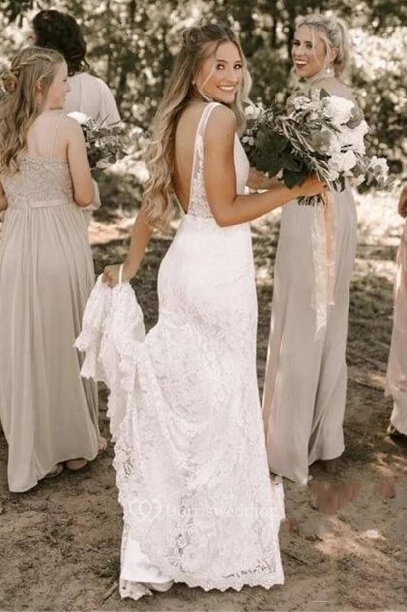 Robe de mariée bohème en dentelle vaporeuse, col en V, sans manches, traîne courte view 2