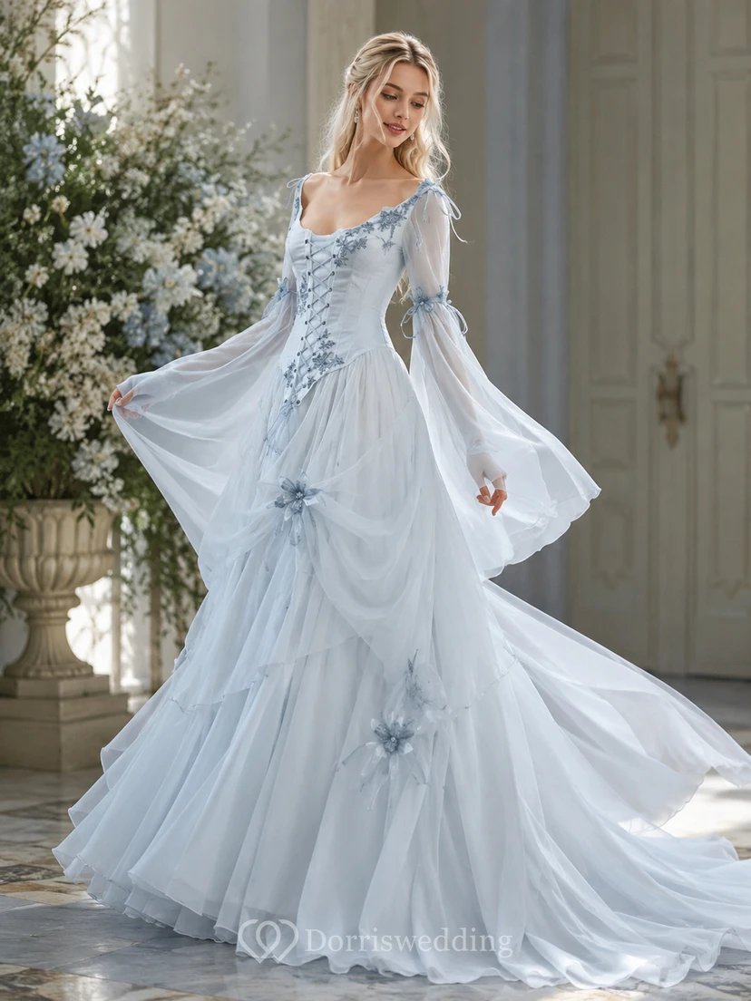 Robe de bal en mousseline de tulle, coupe trapèze, longueur au sol, traîne courte, manches longues et laçage au dos.