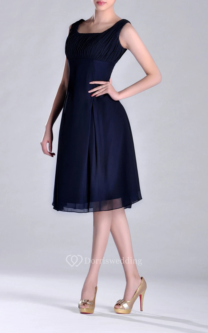 Robe de demoiselle d'honneur en mousseline plissée, coupe trapèze, longueur genou, décolletée et plissée view 2