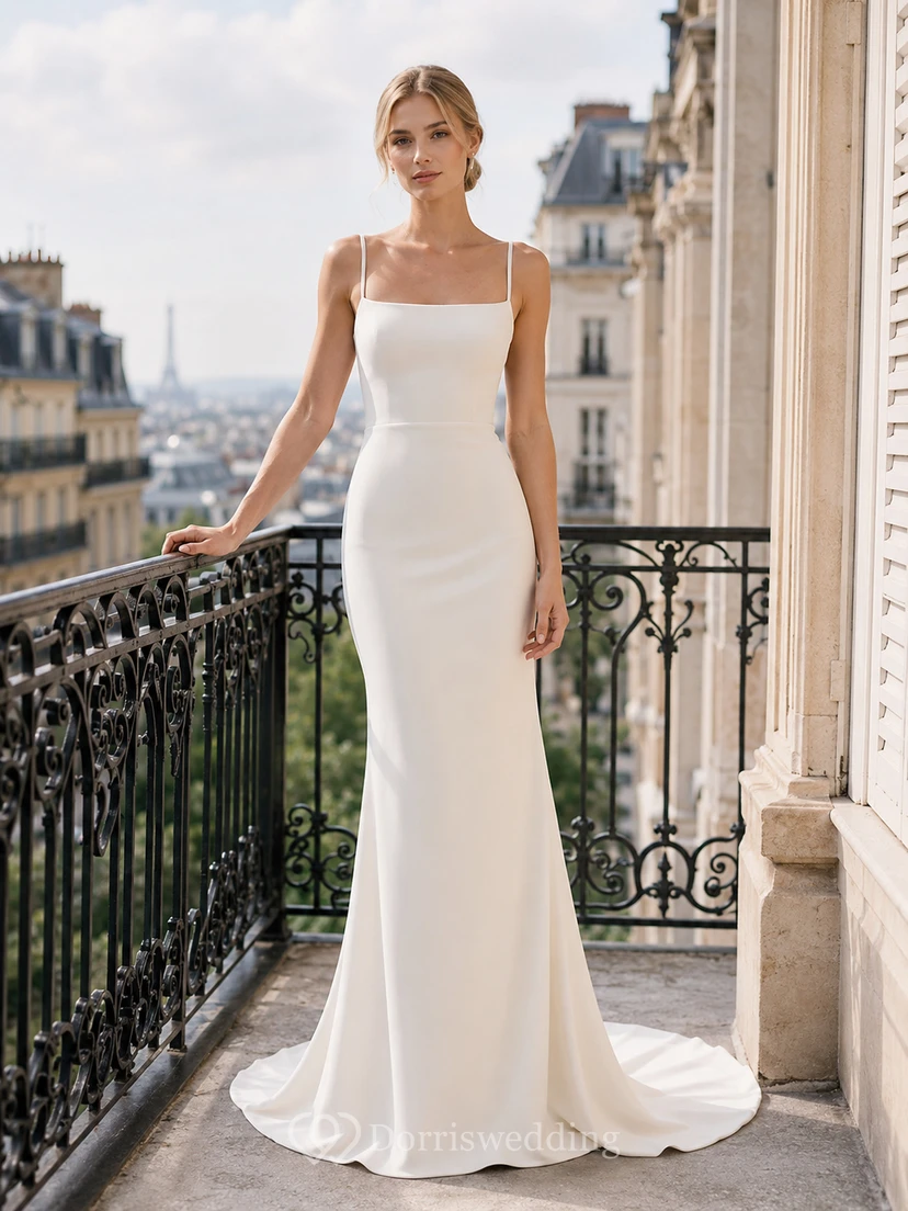 Robe de mariée minimaliste en satin stretch, coupe sirène, col carré, sans manches, traîne.