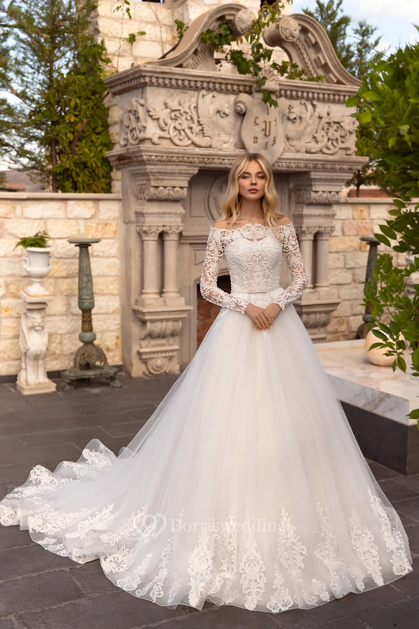Elegantes, schulterfreies Ballkleid aus Spitze und Tüll mit Illusionsausschnitt, langen Ärmeln und Knopfleiste am Rücken
