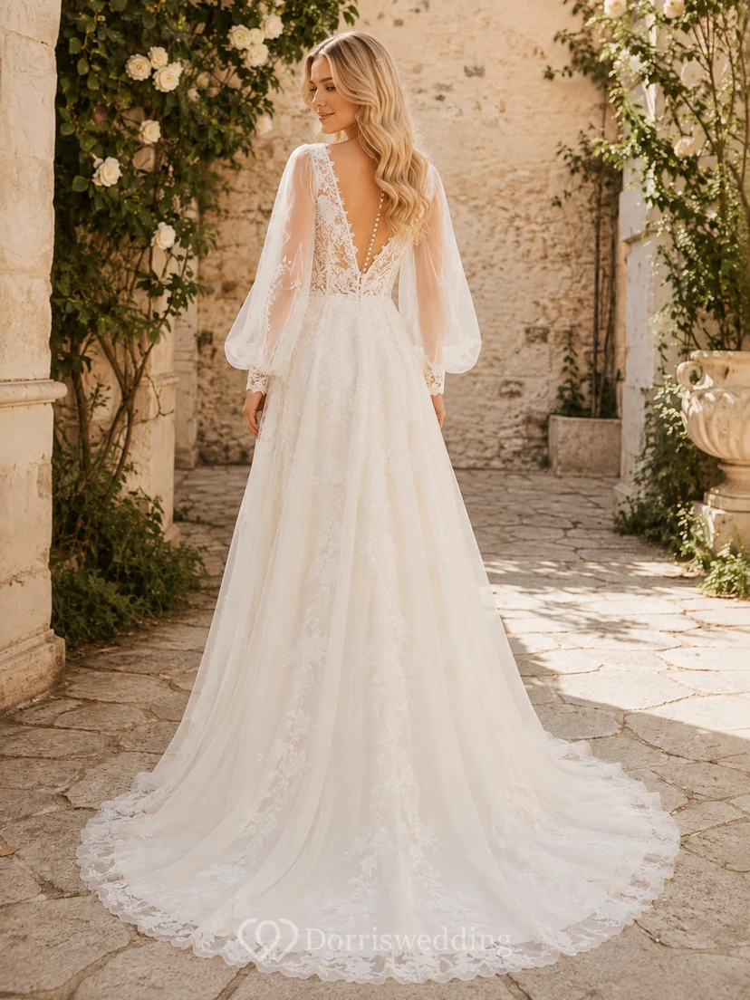 Robe de mariée longue en tulle à décolleté plongeant, manches longues, ornée d'appliques de dentelle, dos nu en V profond, coupe trapèze et traîne. view 2