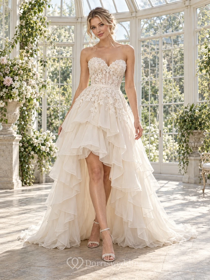 High-Low trägerloses Brautkleid mit Herzausschnitt, Spitzenkorsett und Stufenrüschen
