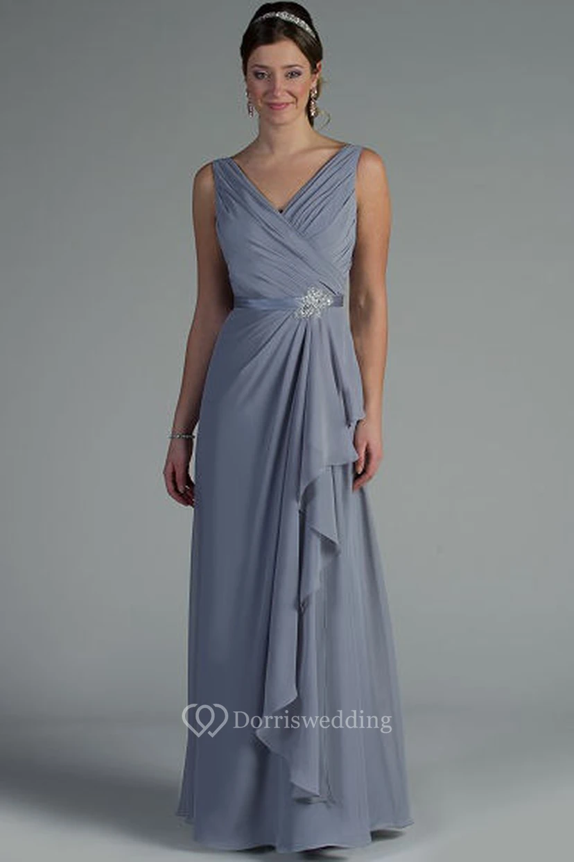 Ärmelloses, langes Chiffonkleid mit V-Ausschnitt, seitlicher Drapierung und Kristall-Satinschärpe – ideal für die Mutter der Braut.