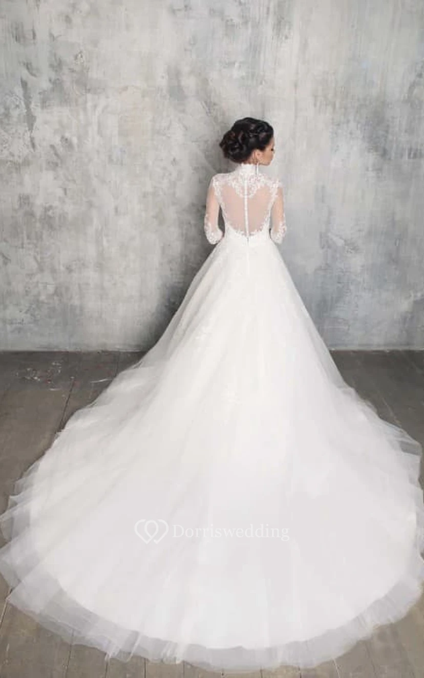 Robe de bal longue à col montant et manches 3-4 en tulle illusion ornée d'appliques view 2