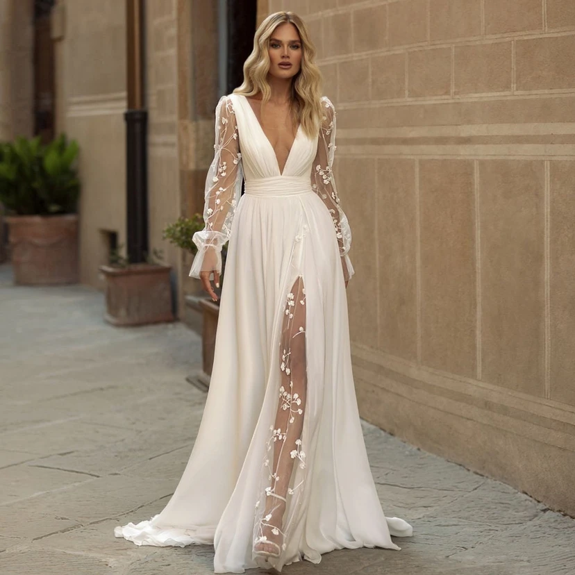Robe de mariée vaporeuse en mousseline, manches brodées transparentes et fente haute. view 6
