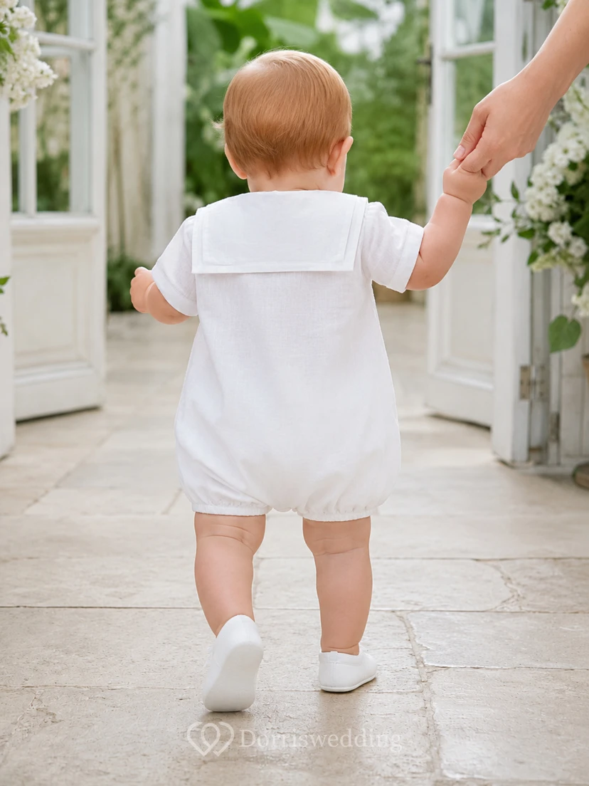 Pelele blanco de manga corta con cuello marinero y pliegues para bautizo de bebé niño. view 2