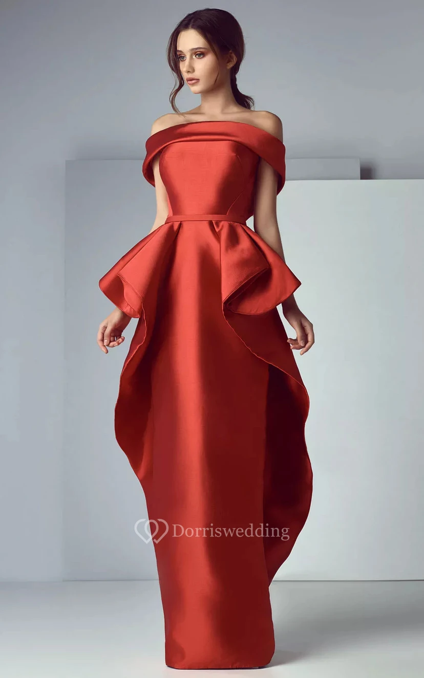Vestido de noche de satén rojo y morado con escote Bardot y corte columna.