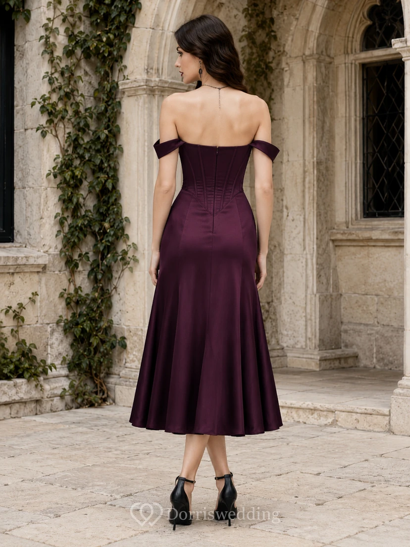 Vestido midi de satén con escote corazón y corsé, color ciruela, estilo sirena. view 2