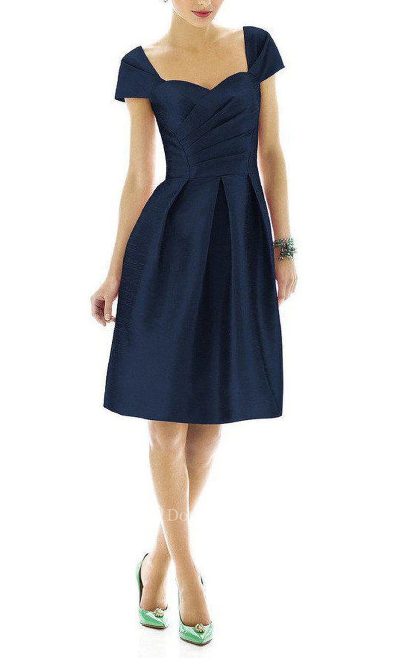 Robe de demoiselle d'honneur courte en satin plissé style Anne Queen vintage