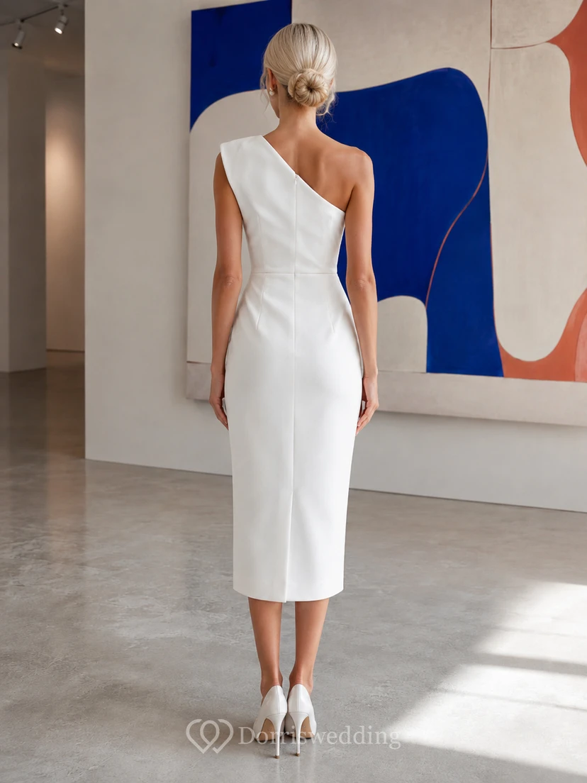 Vestido midi blanco de cóctel con un solo hombro y pliegues esculturales. view 2