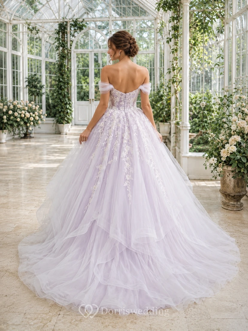 Lavendelfarbenes, mehrlagiges Tüll-Brautkleid mit schulterfreiem Ausschnitt, kurzen Ärmeln und Kathedralenschleppe view 2