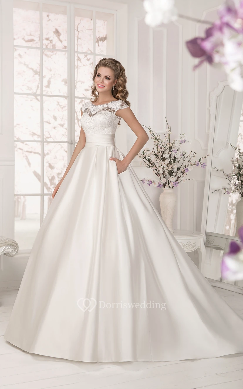 Kommunionkleid aus Satin mit kurzen Ärmeln, langem Spitzenoberteil und Schnürung am Rücken