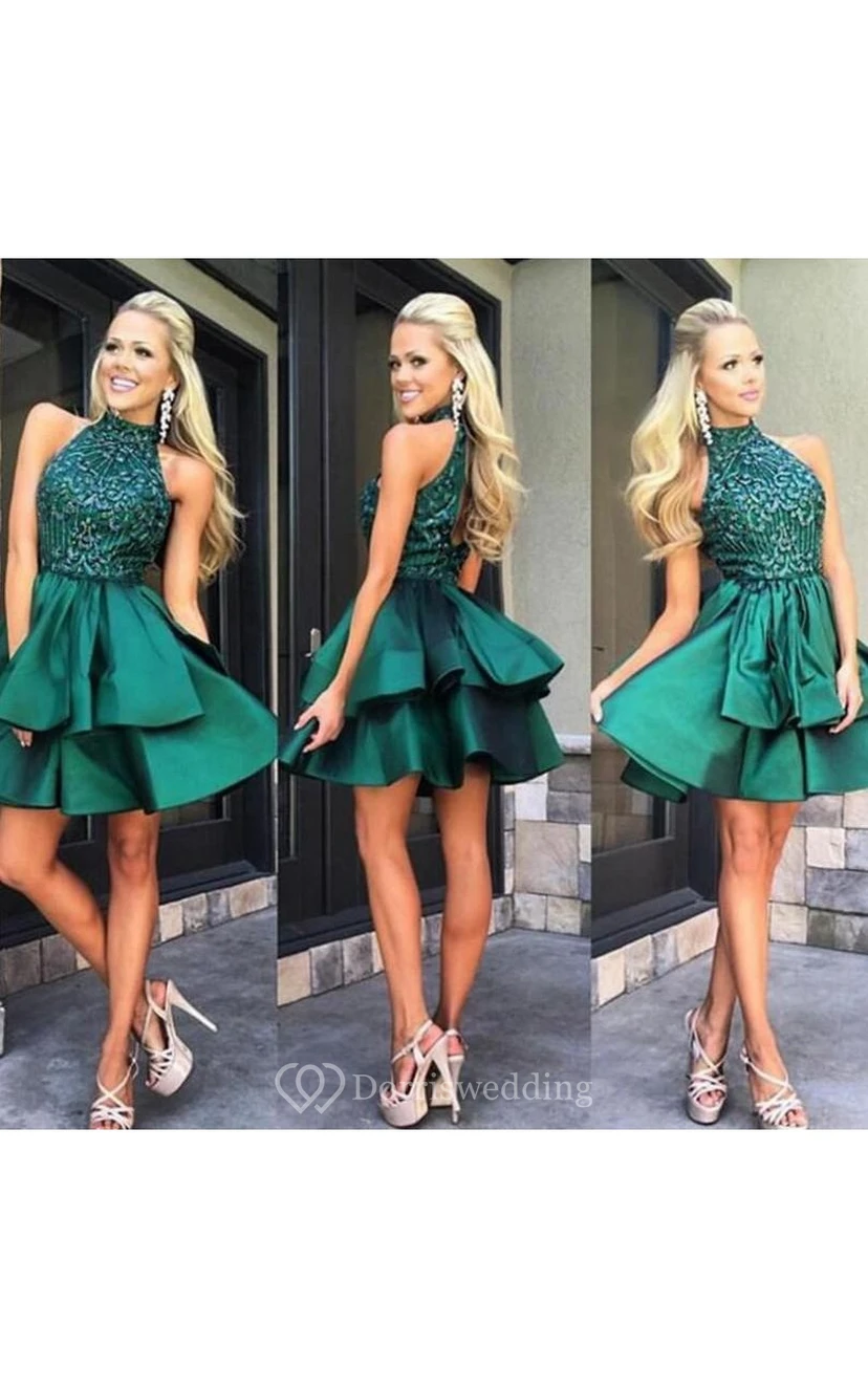 Elegante vestido corto de satén con cuello alto y volantes, adornado con abalorios.